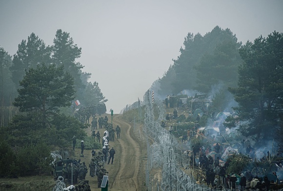 Białoruskie Radio Swaboda: Jeden z migrantów twierdzi, że funkcjonariusze przygotowują ich do siłowego przejścia