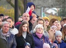 	Bielszczanie na cmentarzu wojskowym.