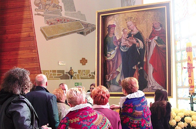 	Po niezbędnych pracach konserwatorskich „Święta Rozmowa” wróciła do domu.