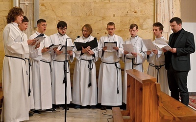 	Schola w parafii  św. Józefa – z prawej jej pomysłodawca Patryk Zwardoń – podczas śpiewu sekwencji  „Dies irae”.