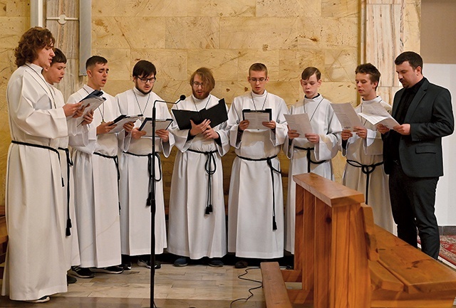 	Schola w parafii  św. Józefa – z prawej jej pomysłodawca Patryk Zwardoń – podczas śpiewu sekwencji  „Dies irae”.