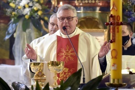 Ks. Jarosław Zabłocki w czasie koncelebry z bp. Markiem Mendykiem.