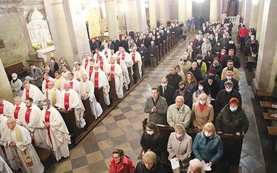 Wierni i duchowni reprezentujący różne wspólnoty i parafie modlili się do Ducha Świętego.