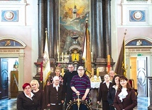 Tercjarze z procesyjnym feretronem w kolegiacie  św. Bartłomieja.