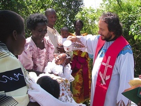 Ojciec Bogusław udziela chrztu na jednej z misyjnych stacji dojazdowych