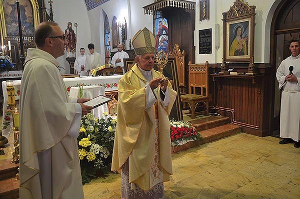 Arcybiskup Mieczysław Mokrzycki pobłogosławił zgromadzonych.