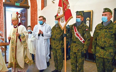 	Na Eucharystii obecne były poczty sztandarowe poszczególnych służb mundurowych.