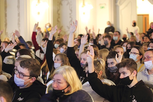 	Młodzi odpowiadają  na pytania kapłana.