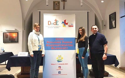 	Julka (z lewej) i Marysia wraz z ks. Pawłem Olszewskim przez trzy dni reprezentowali Kościół łowicki na Krajowym Forum Młodych.