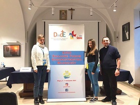 	Julka (z lewej) i Marysia wraz z ks. Pawłem Olszewskim przez trzy dni reprezentowali Kościół łowicki na Krajowym Forum Młodych.