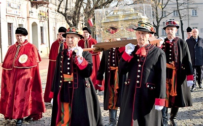 	Relikwie nieśli przedstawiciele różnych grup i stanów.