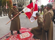 Piotr Paradowski odebrał sztandar w imieniu Stowarzyszenia Tradycji 26 Skierniewickiej Dywizji Piechoty.