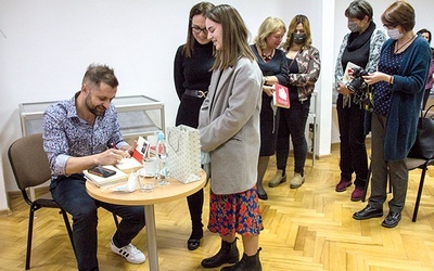 Po autograf ustawiała się długa kolejka wielbicieli.