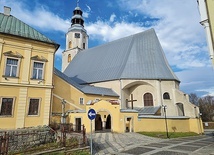 Świątynia połączona jest z zamkiem murowanym, krytym przejściem z 1778 roku.