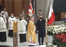 ▲	Podczas Eucharystii, jak co roku, prezydent Rzeczypospolitej Andrzej Duda zapalił Świecę Niepodległości, dar Piusa IX dla Polski.