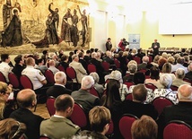 ▲	Aby uczestniczyć w spotkaniu, warto wcześniej zapoznać się z materiałami przygotowawczymi na stronie internetowej: synod.mkw.pl.