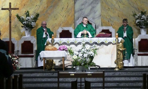 Od lewej księża: Marcin Aleksy, Robert Kurpios i Robert Kasprowski w kościele NSPJ.