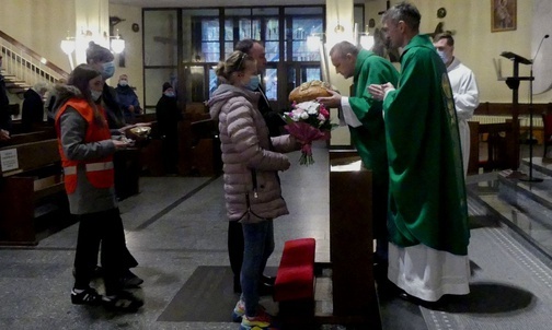 Wśród darów ołtarza nie zabrakło bochna chleba - symbolu Światowego Dnia Ubogich.