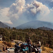 Motocykliści obserwują pyrocumulusy, nazywane chmurami ognia, powstałe w wyniku pożaru w górach w okolicach Lytton.
15.06.2021  Kanada
