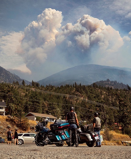 Motocykliści obserwują pyrocumulusy, nazywane chmurami ognia, powstałe w wyniku pożaru w górach w okolicach Lytton.
15.06.2021  Kanada