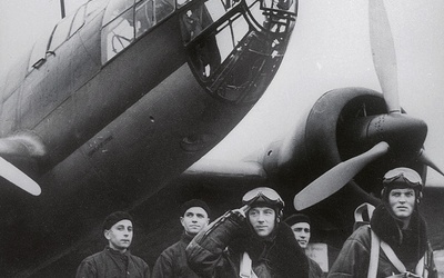 Rok 1939. Załoga samolotu  PZL-37 „Łoś” z 217 eskadry bombowej przy maszynie.