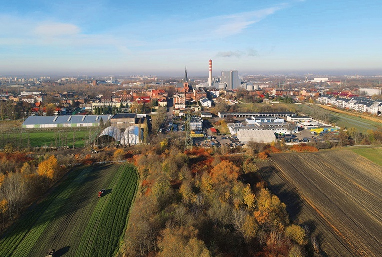 Ciężki przemysł spotyka się z szachownicą pól. Zderzenie światów. I Barbórka, i „żniwne”.