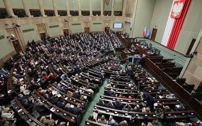 Sejm w uchwale wyraził solidarność z rządem, instytucjami i osobami zaangażowanymi w obronę Polski
