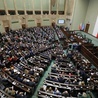 Sejm w uchwale wyraził solidarność z rządem, instytucjami i osobami zaangażowanymi w obronę Polski