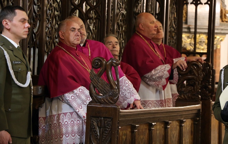 Abp Guzdek: Uchodźcom pomagać odpowiedzialnie, a ojczyzny bronić