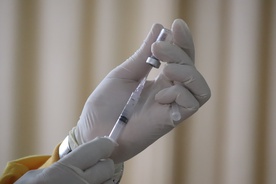 Po podaniu ponad 40 mln szczepionek przeciw COVID-19 zgłoszono 16,1 tys. niepożądanych odczynów