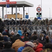 Białoruskie władze: Migranci z obozowiska przy granicy przeszli do centrum logistycznego