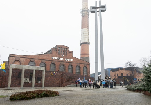 Katowice. Wizyta kard. M. Semeraro pod Pomnikiem Dziewięciu z Wujka.