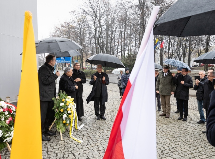 Katowice. Wizyta kard. M. Semeraro pod Pomnikiem Dziewięciu z Wujka.