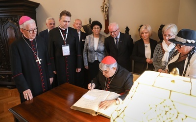 Kard. Semeraro dokonuje wpisu do księgi chrztów przy nazwisku Jana Machy: "Beatyfikowano dnia..."