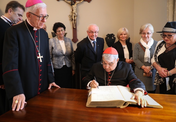 Kard. Semeraro dokonuje wpisu do księgi chrztów przy nazwisku Jana Machy: "Beatyfikowano dnia..."