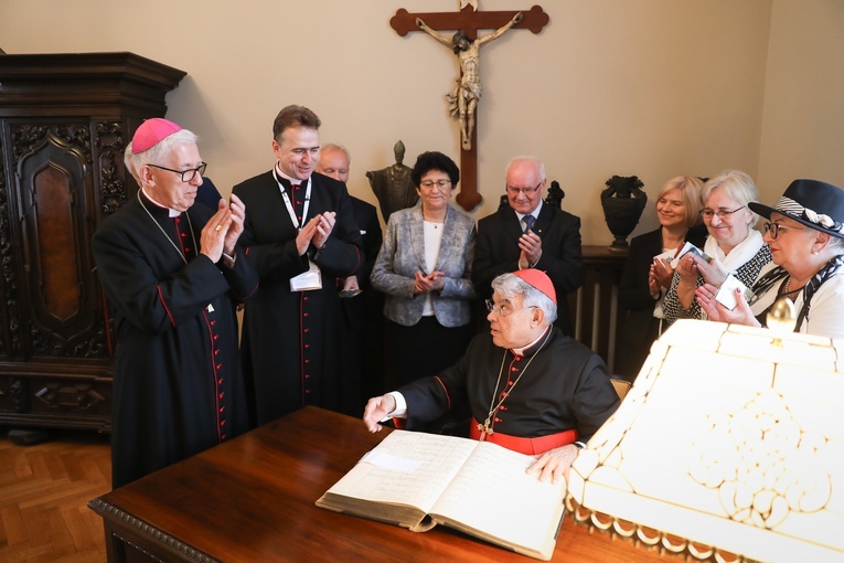 Kard. Semeraro dokonuje wpisu do księgi chrztów przy nazwisku Jana Machy: "Beatyfikowano dnia..."