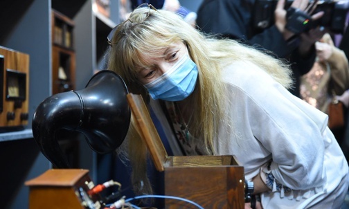 Podczas otwarcia wystawy można było posłuchać, jak gra radio z 1926 roku.