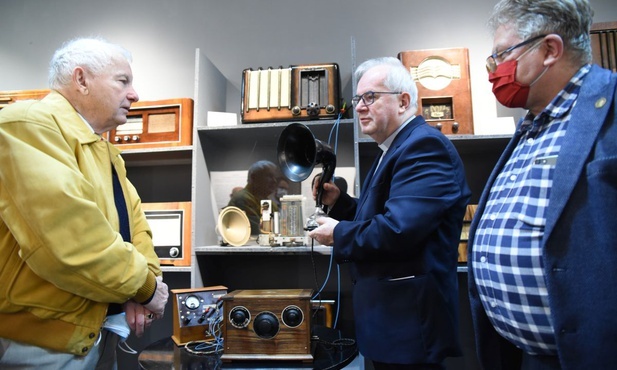 Ks. Ryszard Piasecki z inż. Albertem Sierawskim (z lewej) i dyrektorem muzeum Jackiem Dymitrowskim (z prawej).