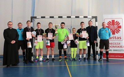 Zwycięska drużyna z sędziami i księżmi (od lewej) ks. Mariuszem Chamerskim, opiekunem ks. Pawłem Toberą i ks. Karolem Piłatem.