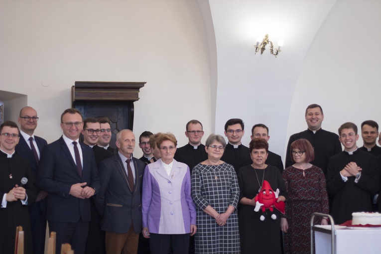 Pamiątkowe zdjęcie uczestników spotkania.