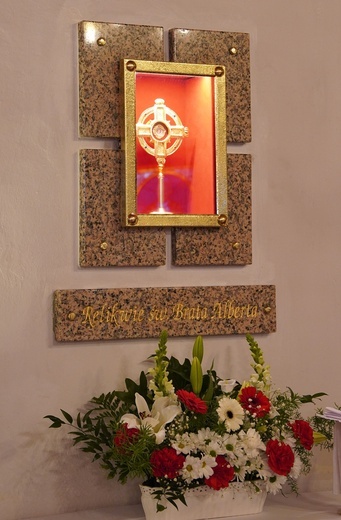 Relikwie św. Brata Alberta Chmielowskiego w kaplicy w Sadowicach
