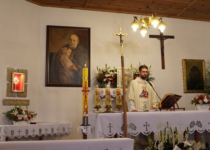Relikwie św. Brata Alberta Chmielowskiego w kaplicy w Sadowicach