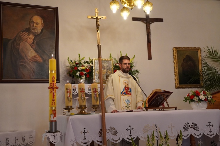 Relikwie św. Brata Alberta Chmielowskiego w kaplicy w Sadowicach