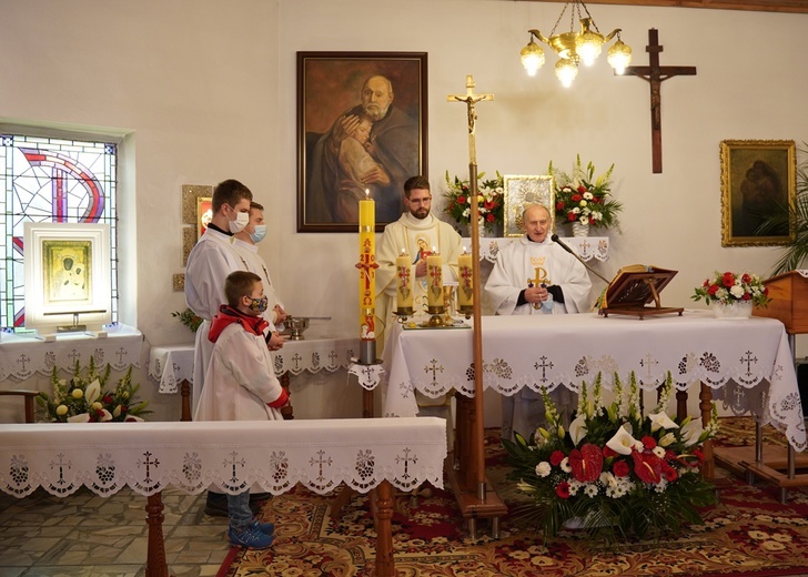 Relikwie św. Brata Alberta Chmielowskiego w kaplicy w Sadowicach