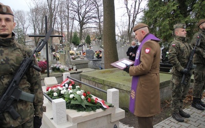 Odnowiony nagrobek Mieczysława Twarowskiego poświęcił ks. ppor. Piotr Woszczyk.