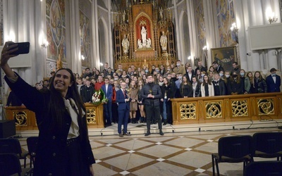 Młodzi, którzy wzięli udział w spotkaniu w radomskiej katedrze.