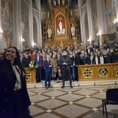 Młodzi, którzy wzięli udział w spotkaniu w radomskiej katedrze.