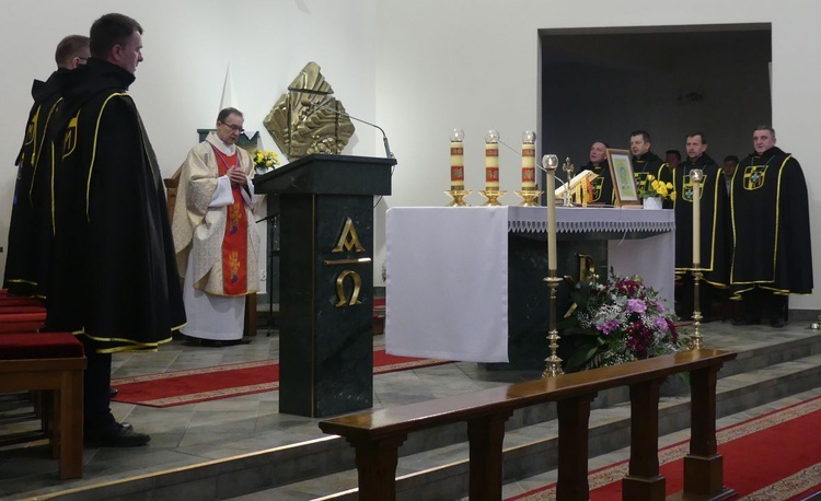 Chorągiew Rycerzy Jana Pawła II powstała w parafii św. Wawrzyńca w Grojcu