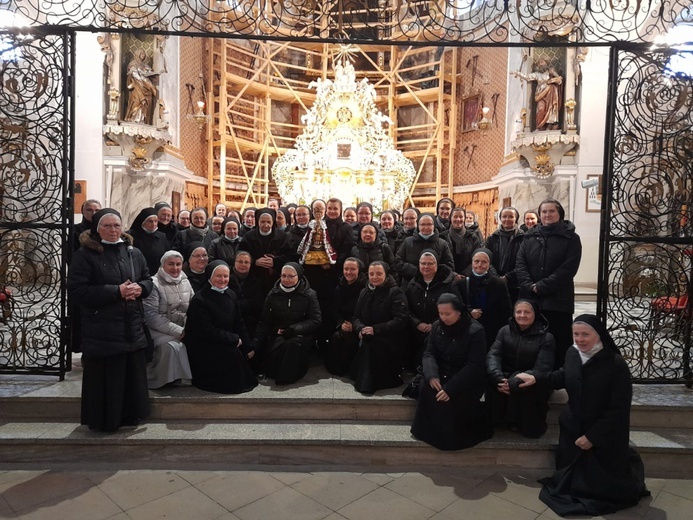 Pielgrzymka sióstr marianek do bardzkiego sanktuarium