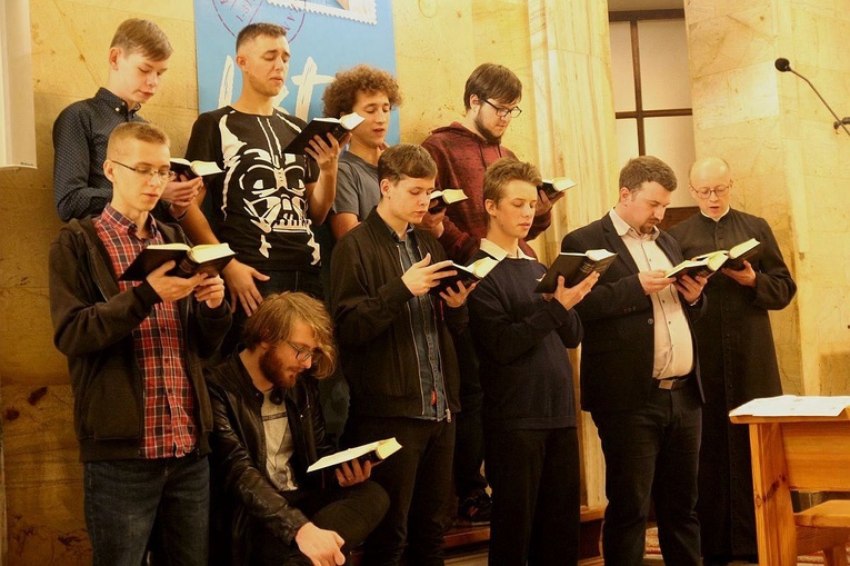 Schola gregoriańska lektorów z ks. Krzysztofem Kurnikiem podczas próby w kościele św. Józefa na Złotych Łanach.
